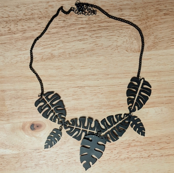 Statement monstera leaf inspired necklace - Picture 3 of 3